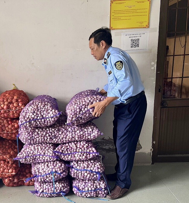 Kiên Giang: Lập biên bản xử phạt hộ kinh doanh bán 2 tấn tỏi Trung Quốc không có nhãn phụ