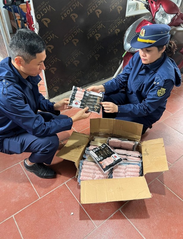 Quảng Ninh: Tạm giữ hơn 800kg xúc xích và tràng lợn nhập lậu