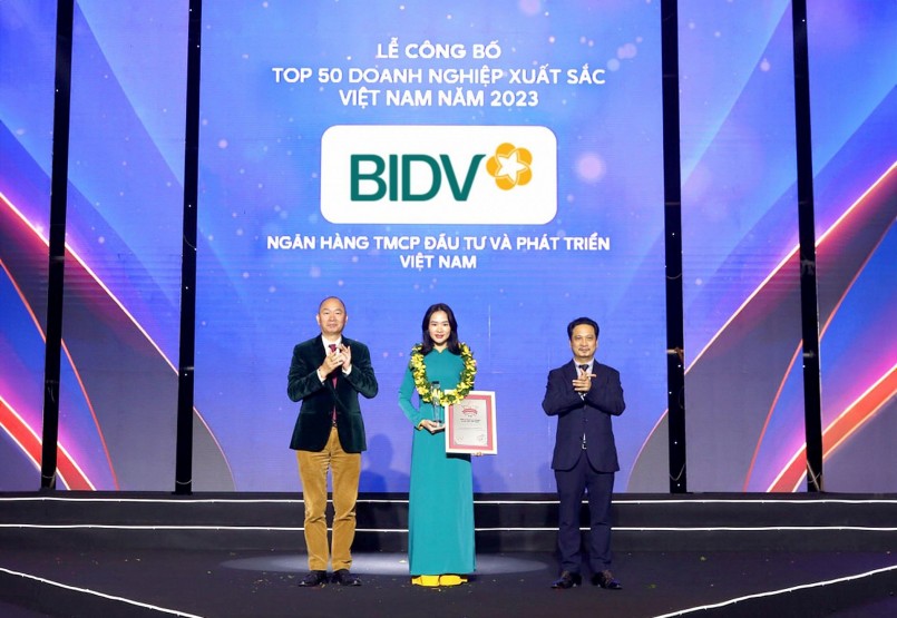 Đại diện BIDV nhận chứng nhận Top 50 doanh nghiệp xuất sắc Việt Nam năm 2023