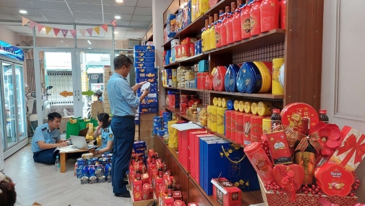 Thu giữ lượng lớn thực phẩm không đảm bảo an toàn tại Thành phố Hồ Chí Minh