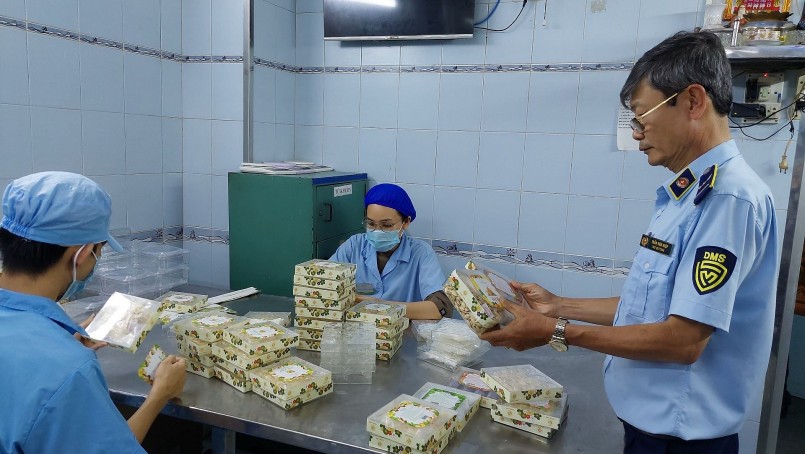 Thu giữ lượng lớn thực phẩm không đảm bảo an toàn tại Thành phố Hồ Chí Minh