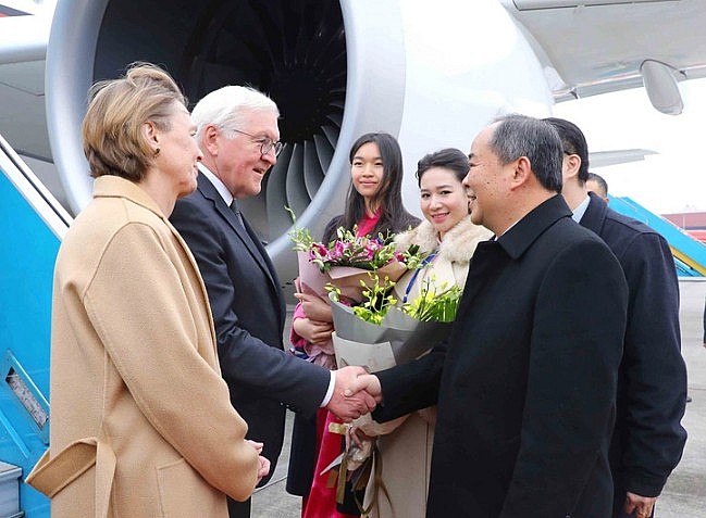Chủ nhiệm Văn phòng Chủ tịch nước Lê Khánh Hải đón Tổng thống Đức Frank-Walter Steinmeier và phu nhân tại sân bay Nội Bài ngày 23/1 - Ảnh: TTXVN