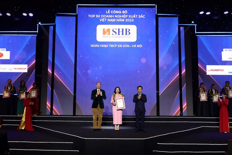 Đại diện ngân hàng SHB trong khoảnh khắc vinh danh Top 50 doanh nghiệp xuất sắc nhất Việt Nam 2023