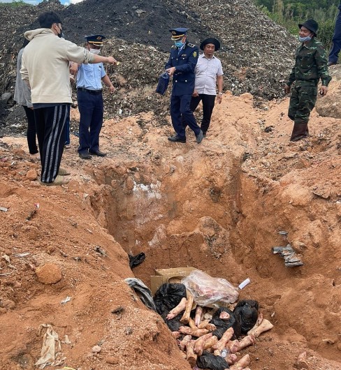 Lâm Đồng: Tiêu hủy gần 150 kg thực phẩm đông lạnh không rõ nguồn gốc