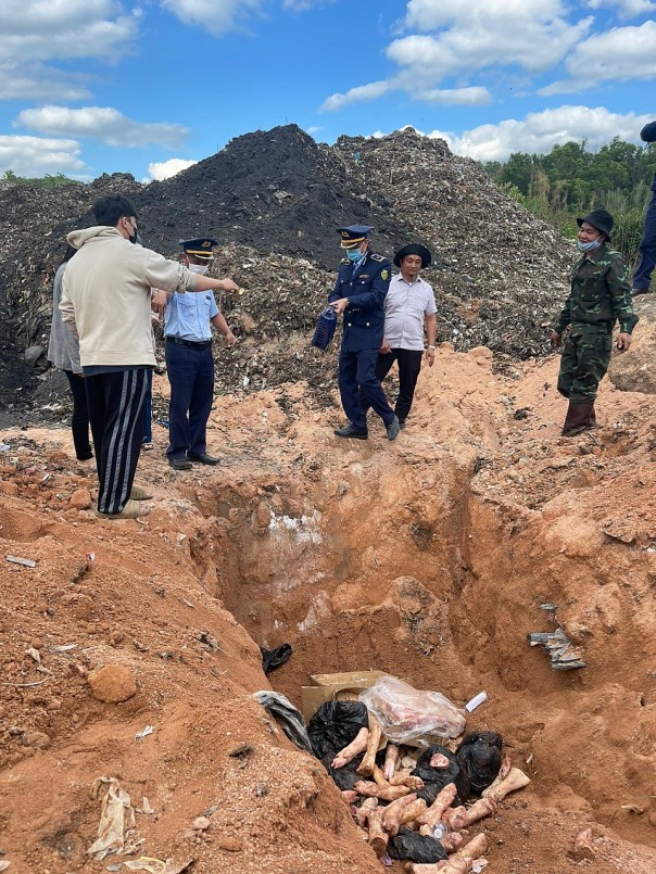 Lâm Đồng: Tiêu hủy 146 kg thực phẩm không rõ nguồn gốc xuất xứ