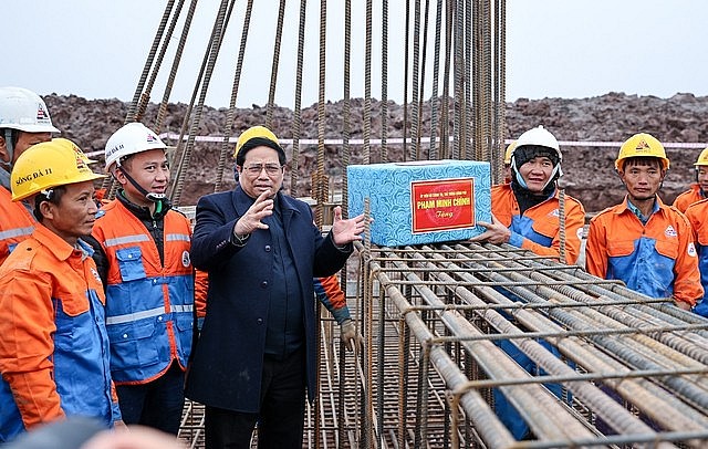 Thủ tướng động viên, tặng quà người lao động trên công trường thi công vị trí 13 trên địa bàn xã Nghĩa Hồng, huyện Nghĩa Hưng, tỉnh Nam Định - Ảnh: VGP