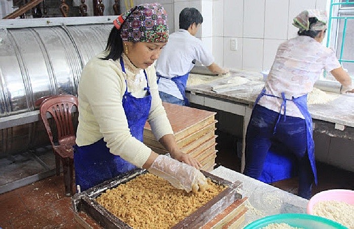 Chế biến bánh khảo tại một cơ sở ở Lạng Sơn.