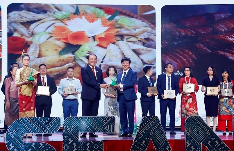 Bộ trưởng Bộ Văn hóa-Thể thao và Du lịch Việt Nam Nguyễn Văn Hùng trao Giải thưởng Du lịch ASEAN 2024 cho đại diện Làng cổ Đường Lâm.