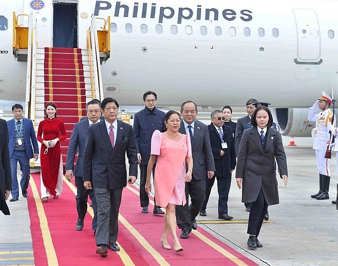Tổng thống Philippines và phu nhân tại sân bay Nội Bài chiều 29/1. Ảnh: TTXVN