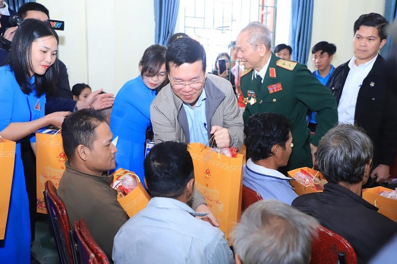 Chủ tịch nước Võ Văn Thưởng ân cần thăm hỏi người dân trên địa bàn huyện Thanh Chương, Nghệ An ngày 17/1. 
