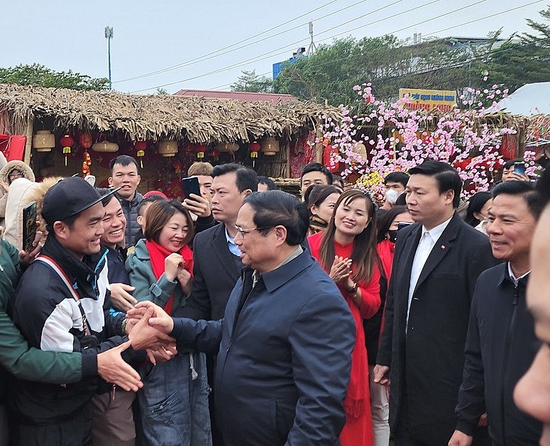 Thủ tướng Chính phủ Phạm Minh Chính cùng đoàn công tác đã đến thăm, tặng quà công nhân tại KCN Hoàng Long. 