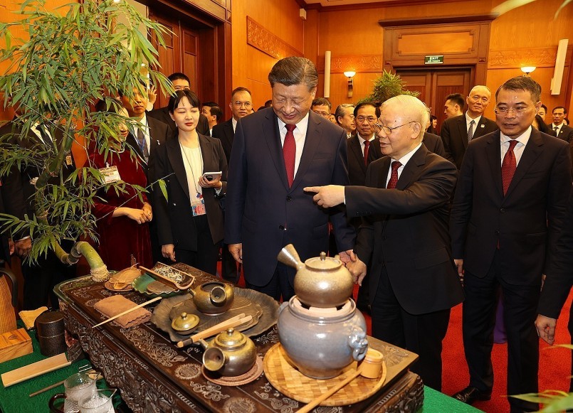 Tổng Bí thư Nguyễn Phú Trọng và Tổng Bí thư, Chủ tịch nước Trung Quốc Tập Cận Bình nghe giới thiệu về trà. Ảnh: Trí Dũng – TTXVN