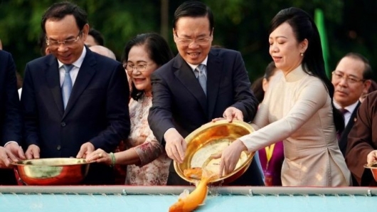 Chủ tịch nước Võ Văn Thưởng cùng phu nhân thả cá chép tiễn ông Công, ông Táo