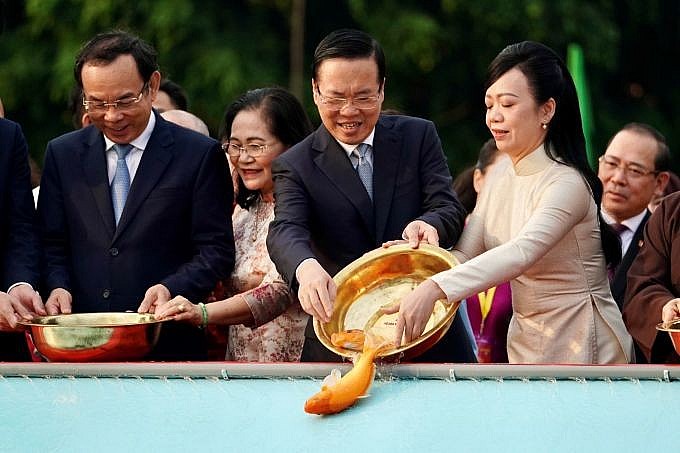 Chủ tịch nước Võ Văn Thưởng và phu nhân thả cá chép sáng 2/2. Ảnh: Hoàng Hùng