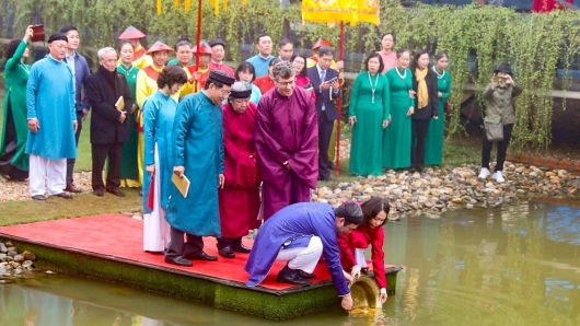 Ấn tượng với nghi lễ thả cá chép ở Hoàng Thành Thăng Long