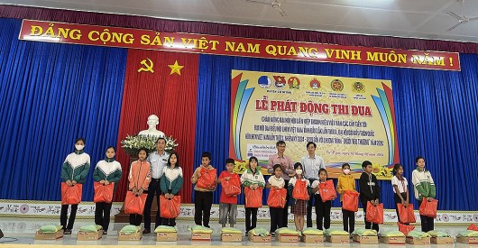 Cục Quản lý thị trường Đắk Lắk trao hàng trăm suất quà Tết cho học sinh nghèo