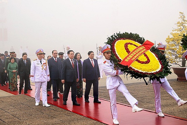 Các đồng chí lãnh đạo, nguyên lãnh đạo Đảng, Nhà nước đặt vòng hoa và vào Lăng viếng Chủ tịch Hồ Chí Minh - Ảnh: VGP