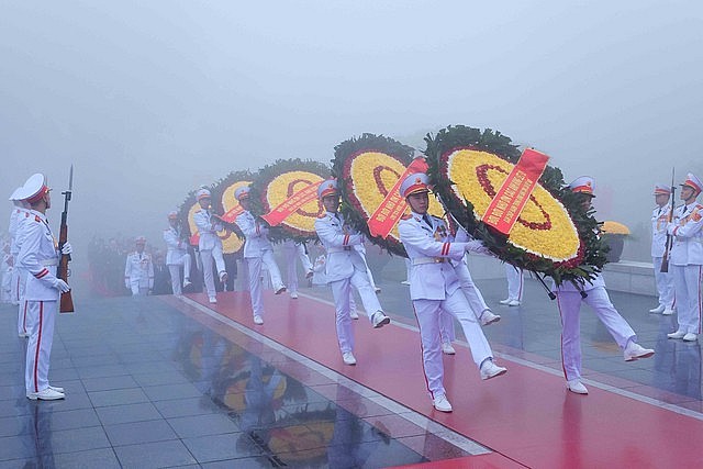 Sau khi vào Lăng viếng Chủ tịch Hồ Chí Minh, Đoàn đại biểu đã tới đặt vòng hoa, dâng hương, tưởng niệm các anh hùng liệt sĩ tại Đài tưởng niệm các Anh hùng liệt sĩ trên đường Bắc Sơn - Ảnh: VGP