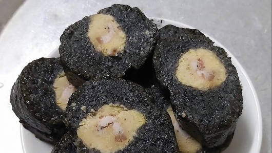 Độc đáo bánh chưng đen của người Tày ở Yên Bái