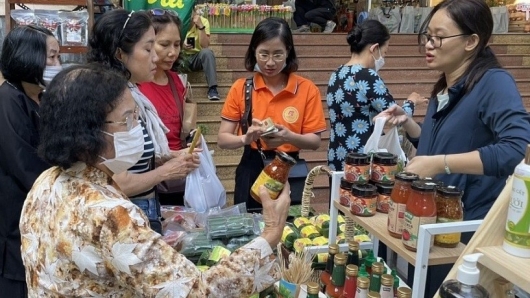 Người dân nô nức mua sắm tại phiên chợ “Tết Xanh - Quà Việt” 2024