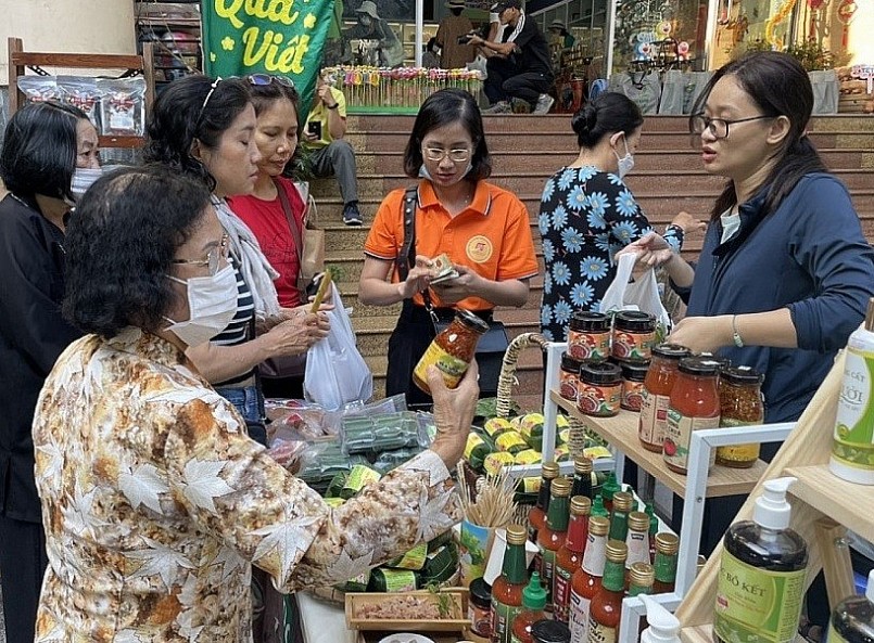 Rất đông người tiêu dùng đã đến với phiên chợ “Tết Xanh - Quà Việt” năm 2024