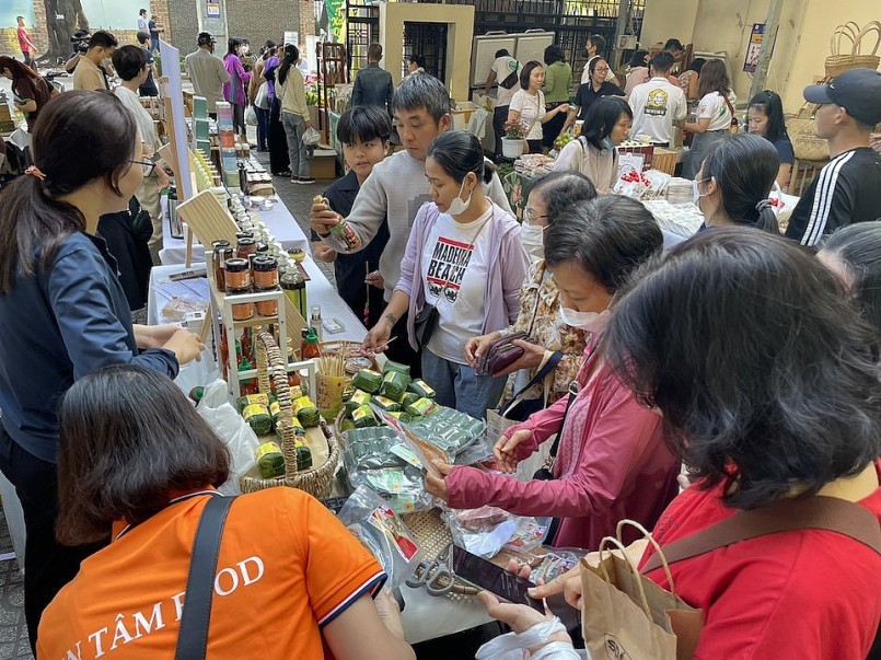 Người dân nô nức mua sắm tại phiên chợ “Tết Xanh - Quà Việt” 2024
