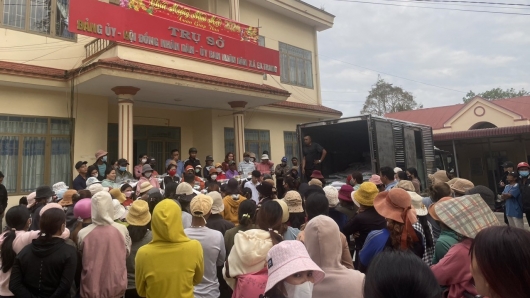 Trao 300 suất quà cho người dân ở huyện nghèo nhất tỉnh Đắk Lắk ngày cận Tết Giáp Thìn
