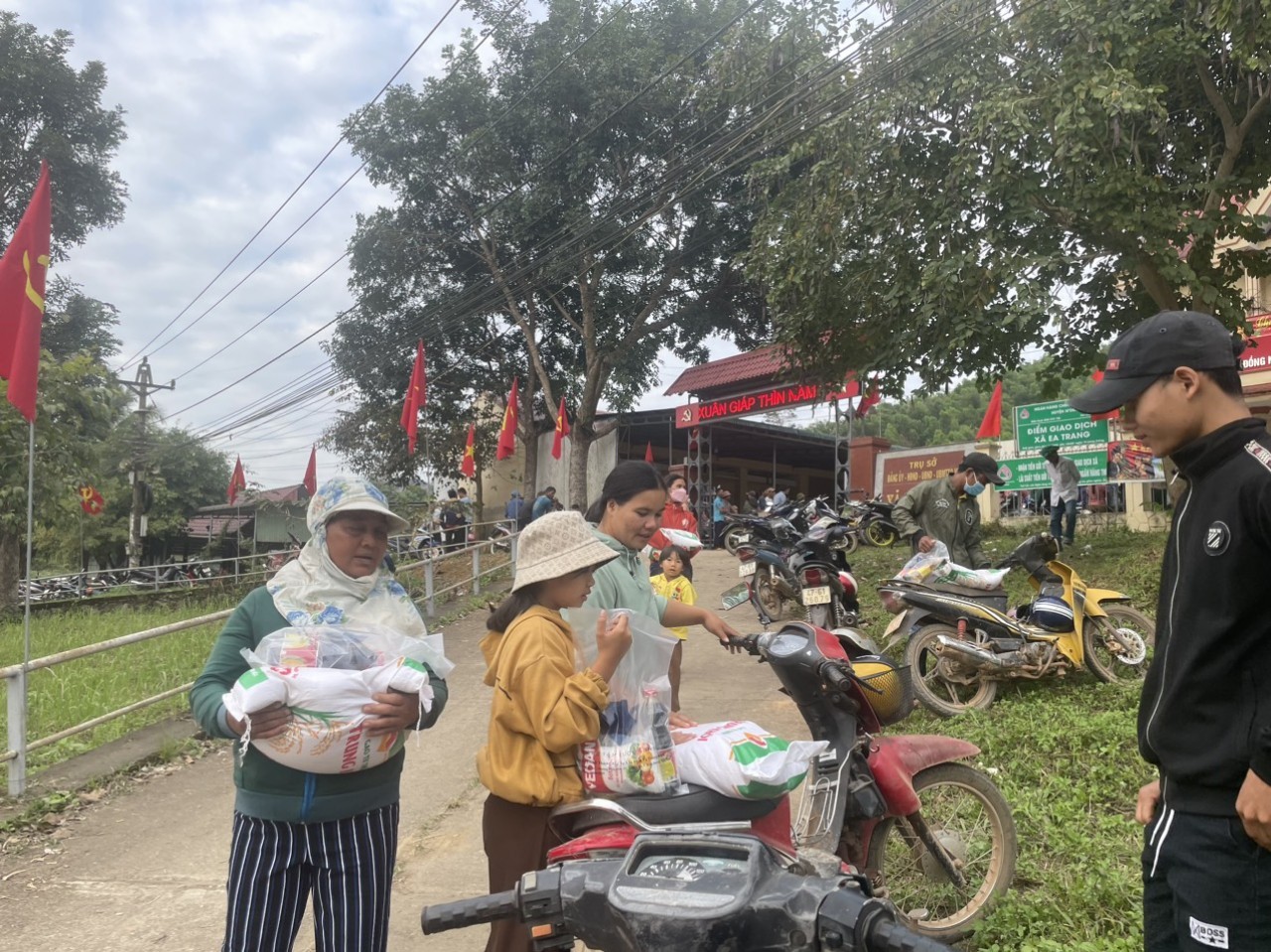 Trao 300 suất quà cho người dân ở huyện nghèo nhất tỉnh Đắk Lắk ngày cận Tết Giáp Thìn
