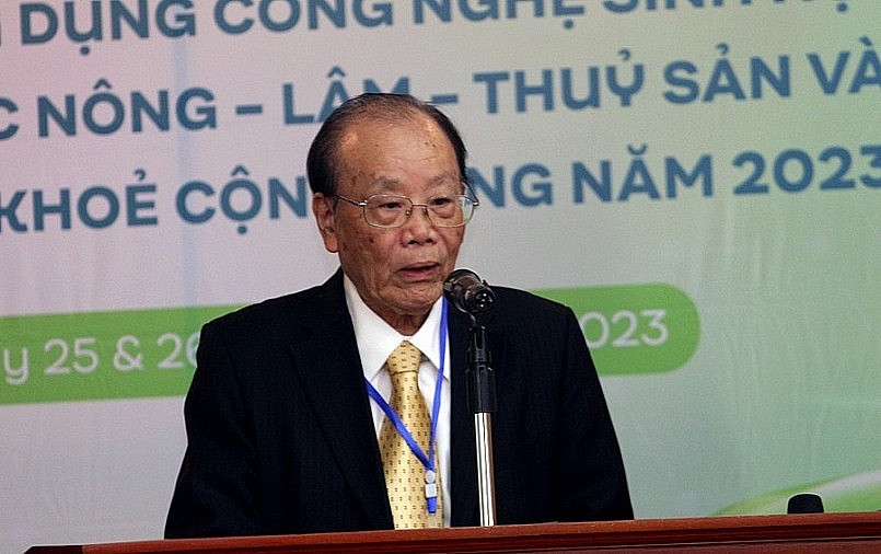 GS.TS. Phạm Văn Thiêm, Chủ tịch Hội Khoa học các sản phẩm thiên nhiên Việt Nam phát biểu khai mạc Hội nghị.