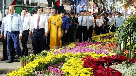 Hàng ngàn người dân dự khai mạc Chợ hoa xuân “Trên bến dưới thuyền” bến Bình Đông