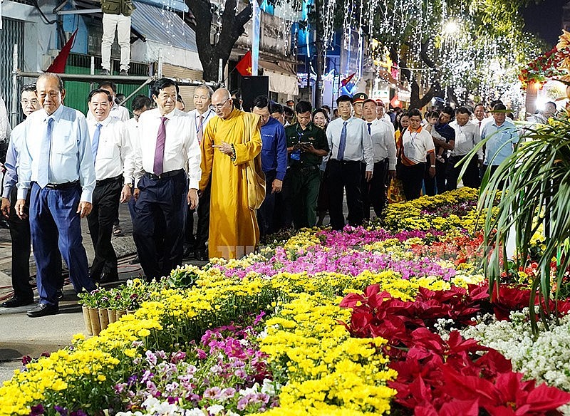 Các đại biểu, người dân tham quan hội hoa xuân ngay sau lễ khai mạc
