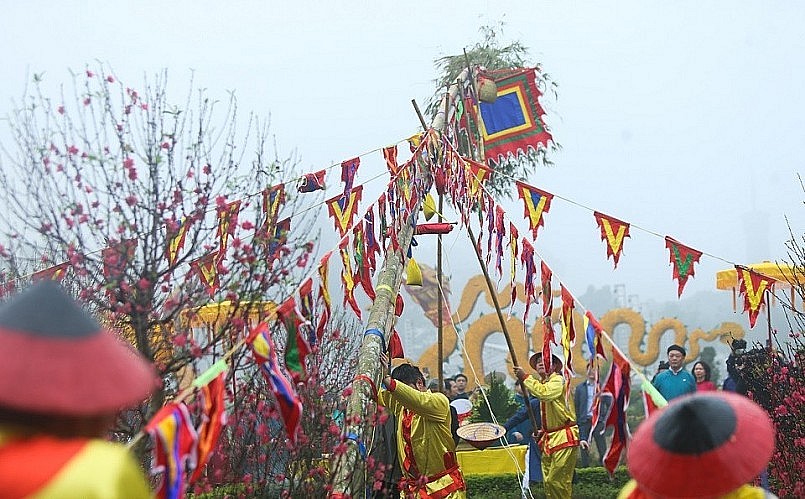 Nghi thức dựng cây Nêu ngày Tết tại Khu di tích Hoàng thành Thăng Long.