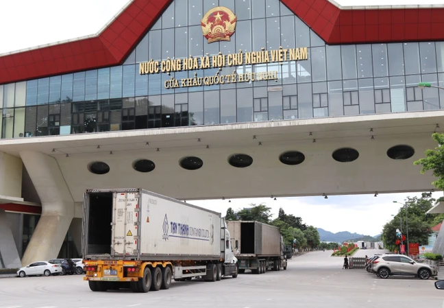 Phương tiện xuất nhập khẩu hàng hóa tại Cửa khẩu Quốc tế Hữu Nghị, tỉnh Lạng Sơn.  ẢNNH TTXVN