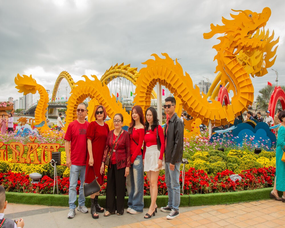 Đà Nẵng: Người dân, du khách du xuân trong ngày đầu năm mới