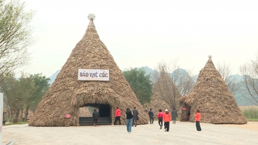 Khách du lịch đến Ninh Bình tăng đột biến dịp đầu năm mới