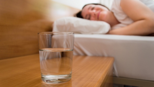 Vì sao nên uống nước ấm trước khi ngủ?