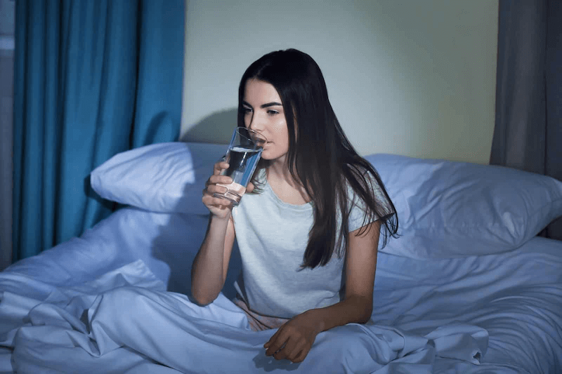 Vì sao nên uống nước ấm trước khi ngủ?