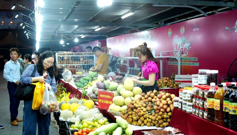 Người tiêu dùng tham quan, mua sắm các sản phẩm nông sản của huyện Mộc Châu. (Sơn La).