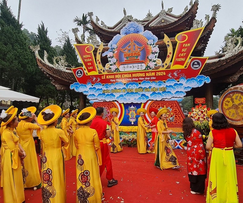 Khai hội chùa Hương trong mưa xuân