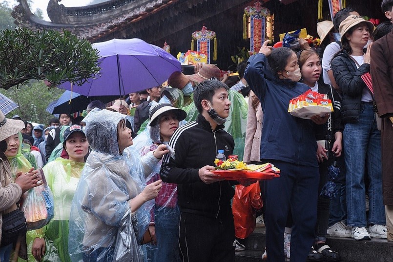 Khai hội chùa Hương trong mưa xuân