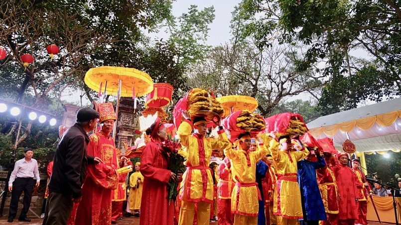 Nhân dân thôn Vệ Linh (xã Phù Linh) cung tiến lễ vật giò hoa tre.