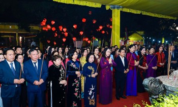Hà Nội: Đền Hai Bà Trưng rực sáng trong đêm khai hội