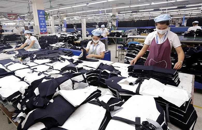 Sản xuất hàng may mặc tại Xí nghiệp Sơ mi, Veston của Tổng Công ty May 10 tại Sài Đồng, Quận Long Biên, Hà Nội.