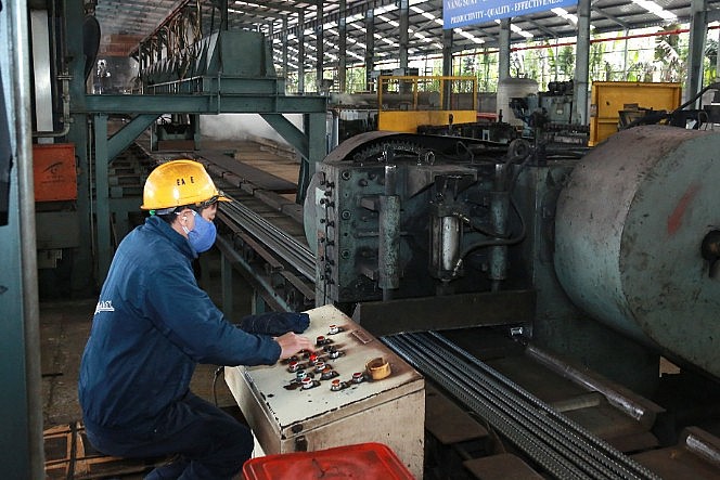 Công nhân Công ty cổ phần Tập đoàn sản xuất thép Việt Đức vào ca sản xuất đầu Xuân với khí thế khẩn trương, trách nhiệm..