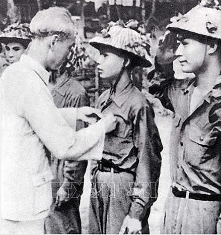 Chủ tịch Hồ Chí Minh tặng Huy hiệu “Chiến sĩ Điện Biên Phủ” cho những chiến sĩ lập công xuất sắc trong chiến dịch Điện Biên Phủ. Ảnh: Tư liệu TTXVN