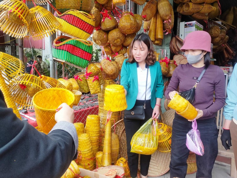 Về Phủ Dầy đi lễ, ghé chợ Viềng “mua may” ngày đầu năm