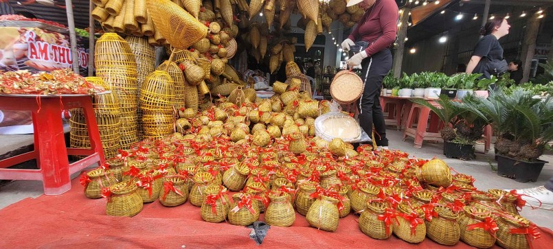 Về Phủ Dầy đi lễ, ghé chợ Viềng “mua may” ngày đầu năm