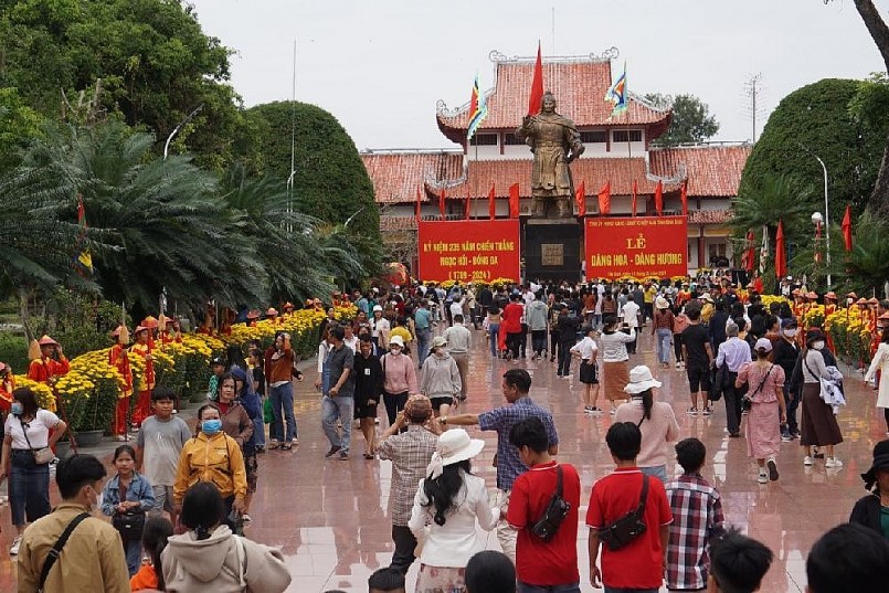 Bình Định thu hút lượng lớn du khách đến tham quan.
