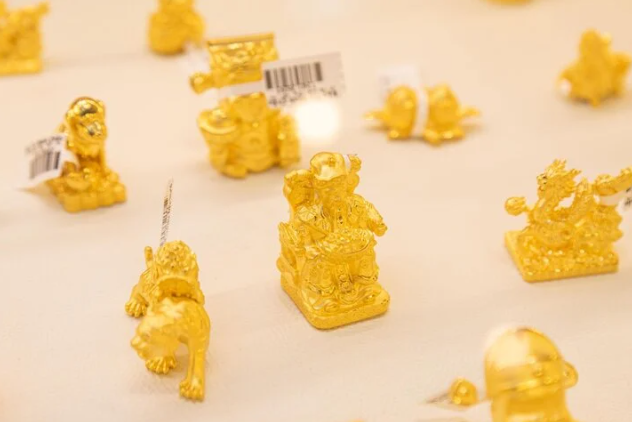 Một số sản phẩm bằng vàng độc lạ được bày bán trong ngày vía Thần Tài 2024.