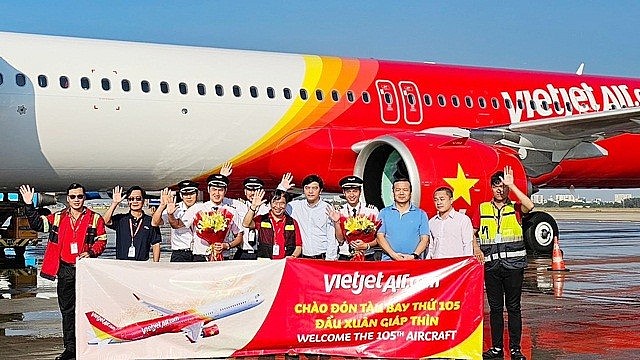 Lãnh đạo Vietjet cùng cán bộ, phi hành đoàn Vietjet chào đón tàu bay thứ 105 tại sân bay Tân Sơn Nhất, TP.Hồ Chí Minh.
